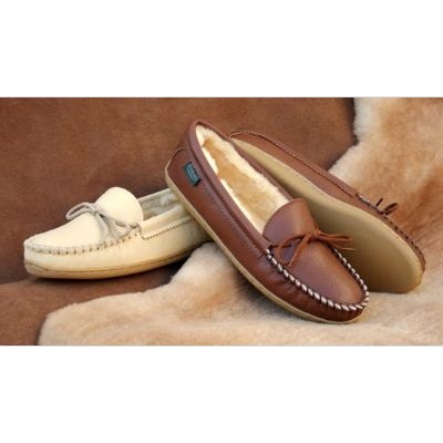 Women's Molded Sole Sheepskin Moccasin Slippers (Size 6 / Saddle)